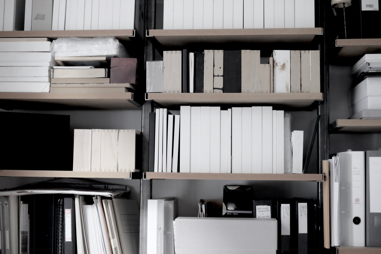 Détail de l'atelier exposé: dossiers, carnets, stockage 