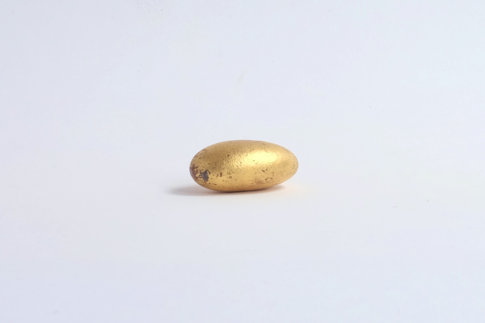 Caillou doré à la feuille d'or (détail de l'installation)