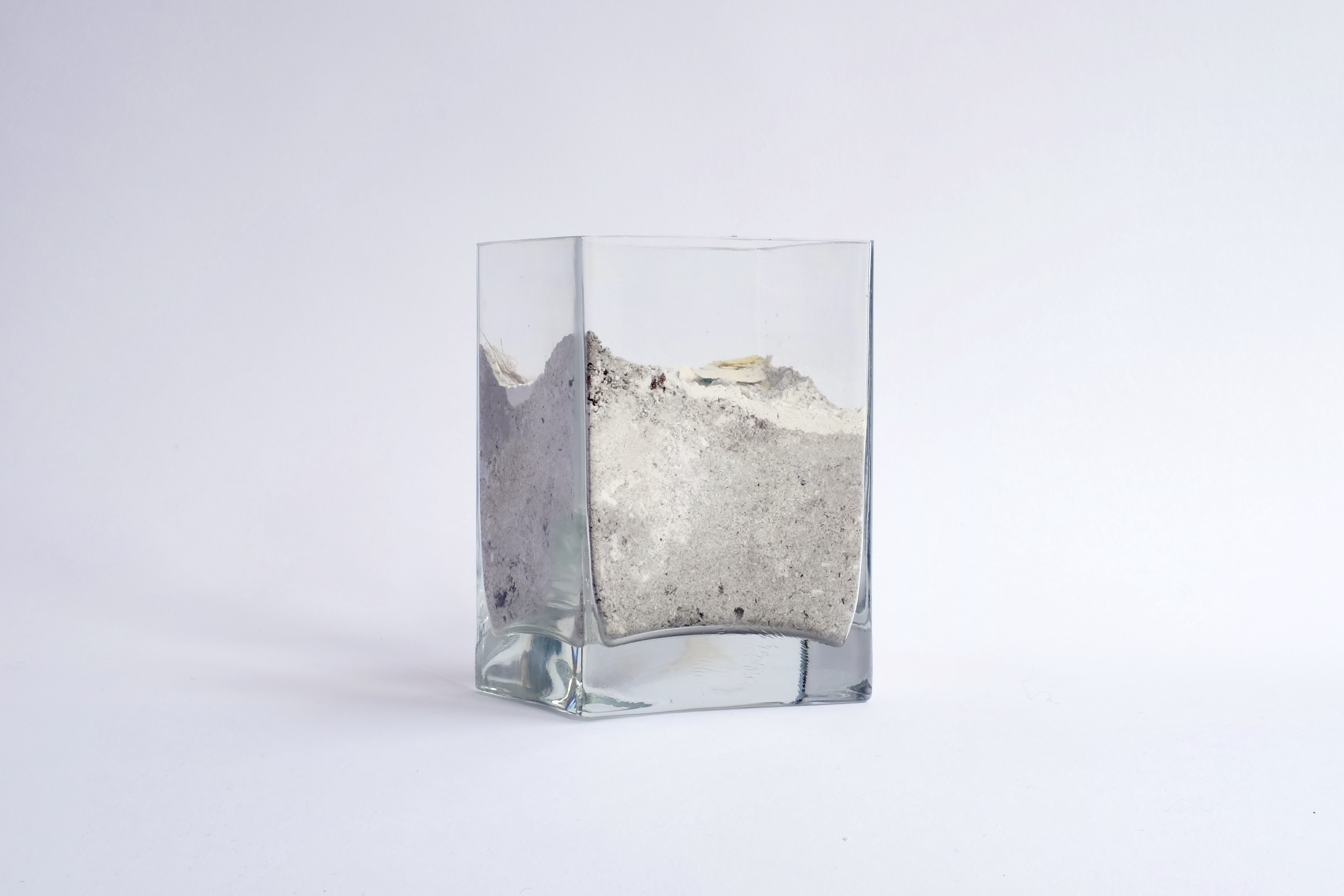 Cendres, vase (détail de l'installation)